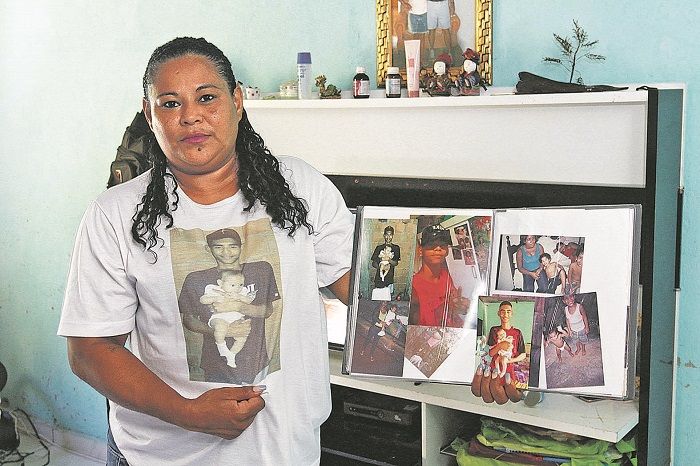 Vânia Cristina aguarda respostas sobre a morte de seu filho, Alisson, assassinado em dezembro de 2019 (Foto: Leone Iglesias/AT)