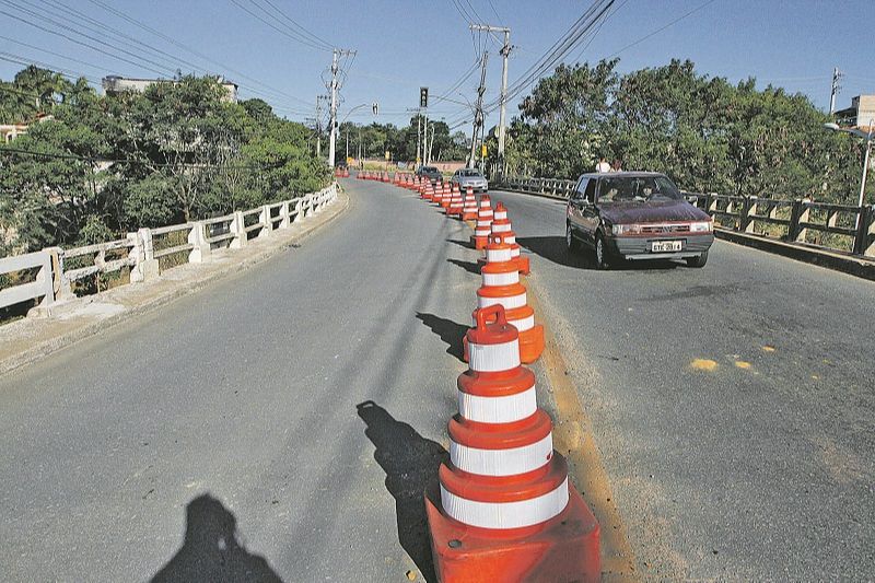 Com apenas uma pista liberada, viaduto de Tabajara, em Cariacica, vai receber obras de reforço na estrutura (Foto: Fábio Nunes/AT)