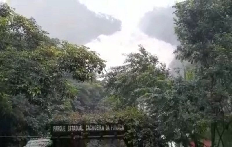 Volume de água da Cachoeira da Fumaça impressiona em Alegre (Foto: Reprodução/vídeo)