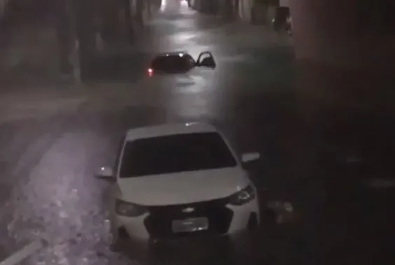 Imagem ilustrativa da imagem Serra registra 181 mm de chuva em noite marcada por alagamentos e destruição