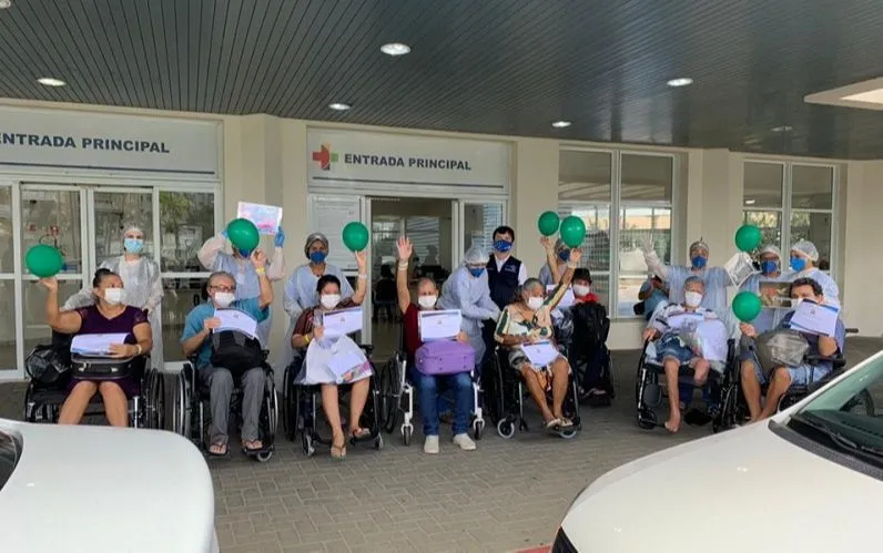 Pacientes de Rondônia comemoram alta hospitalar e voltam para casa