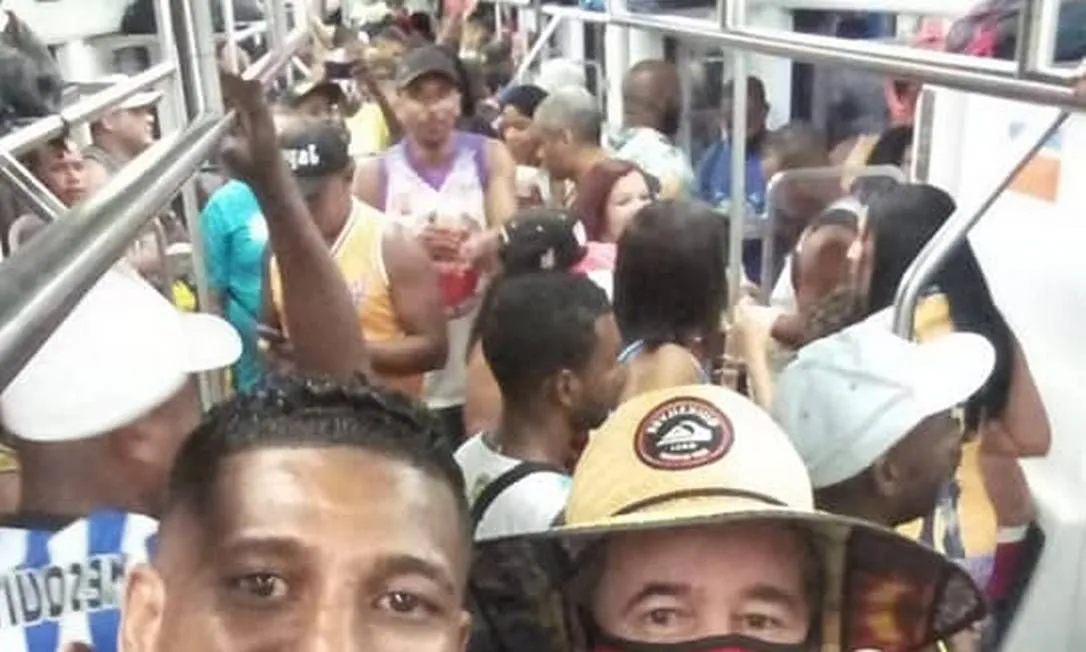 Imagem ilustrativa da imagem Vídeo: Baile funk clandestino dentro de trem causa aglomeração