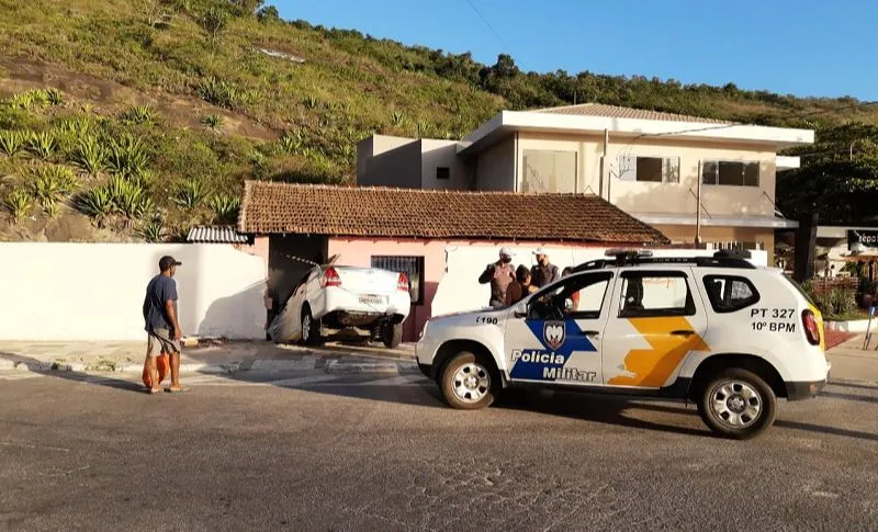 Imagem ilustrativa da imagem Após discussão, camareira sai com o carro do ex e destrói muro de casa em Guarapari