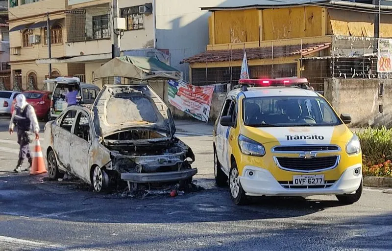 Imagem ilustrativa da imagem Carro pega fogo em Vitória e motoristas ajudam a apagar incêndio