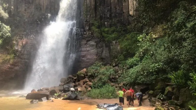 Imagem ilustrativa da imagem Casal de amigos morre após cair de cachoeira