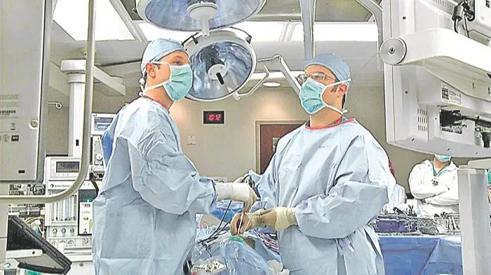 Médicos no centro cirúrgico: novos procedimentos vão ter cobertura garantida por planos de saúde a partir de abril
