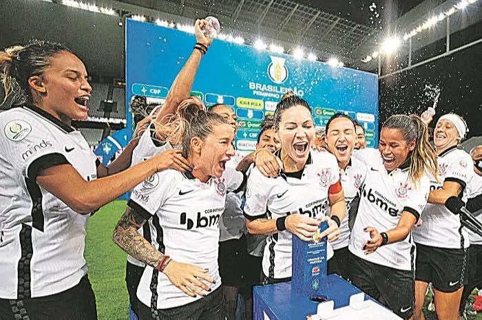 A meia Gabi  comemorando com o time vitória do Corinthians 
no Brasileirão 2020