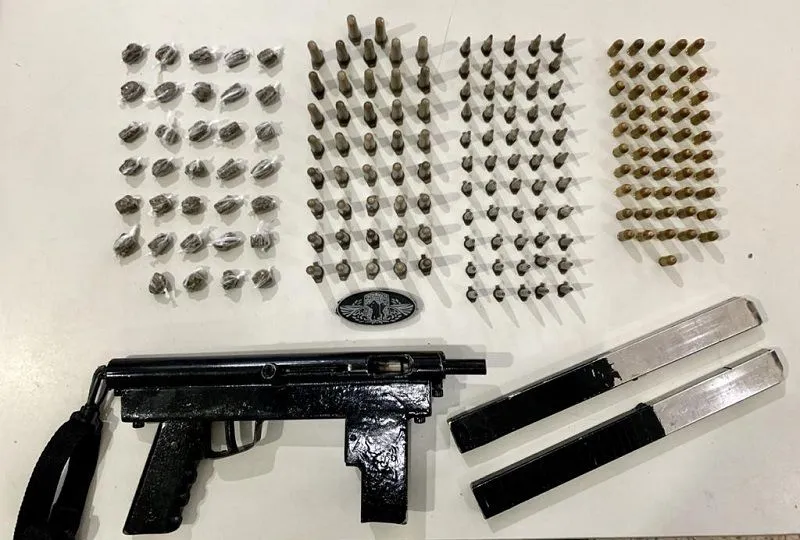 Foram apreendidos uma submetralhadora calibre .380, 51 munições do mesmo calibre, dois carregadores, 97 pinos de cocaína, além de 34 buchas de maconha e um radiocomunicador