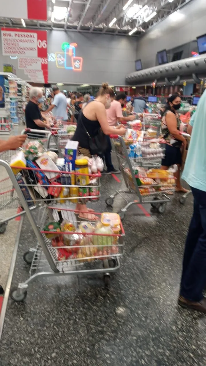 Imagem ilustrativa da imagem Supermercados cheios e com filas do lado de fora após Estado aumentar a quarentena