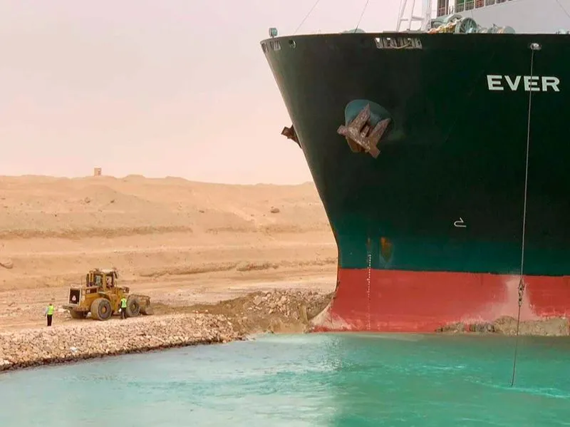 O navio porta-contêiner de 400 metros de comprimento e 59 metros de altura encalhou no Canal de Suez
