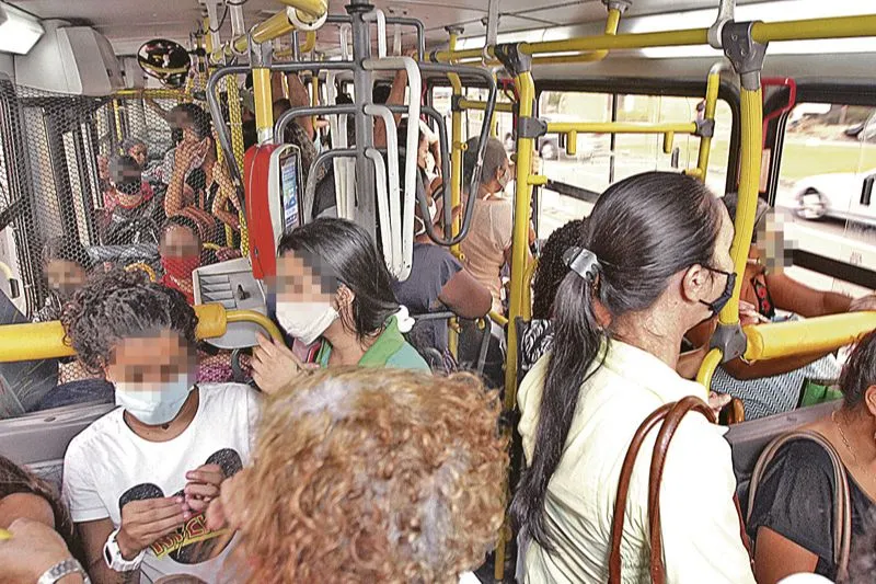 Passageiros em ônibus lotado na volta para casa, após o trabalho, na quarta-feira (03), por volta das 17h45, na avenida Reta da Penha, em Vitória.