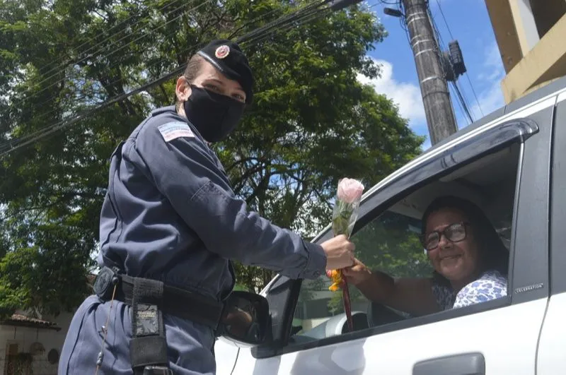 Imagem ilustrativa da imagem Blitz da homenagem: policiais distribuem rosas em homenagem ao dia da mulher