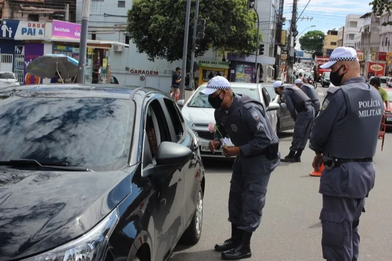 Imagem ilustrativa da imagem Blitz da homenagem: policiais distribuem rosas em homenagem ao dia da mulher
