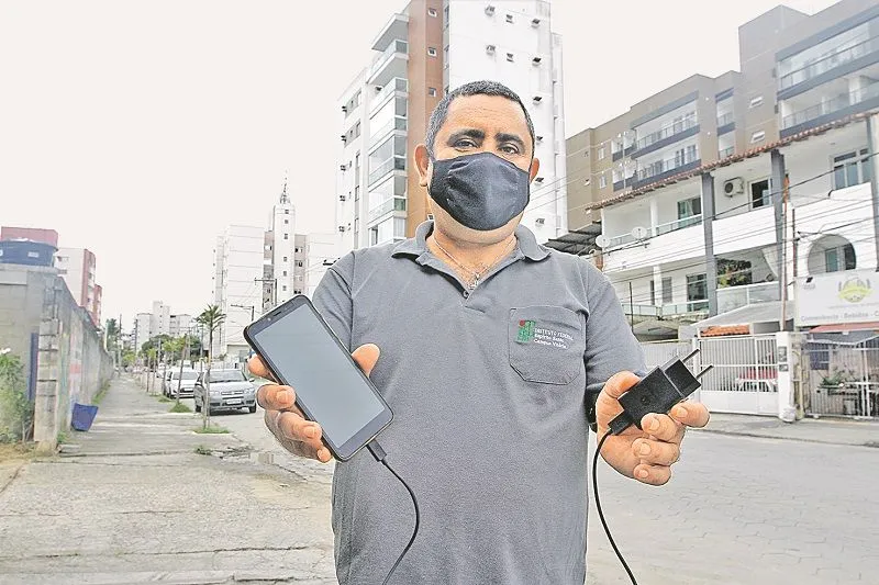 Imagem ilustrativa da imagem Usar o celular durante temporal é perigoso?