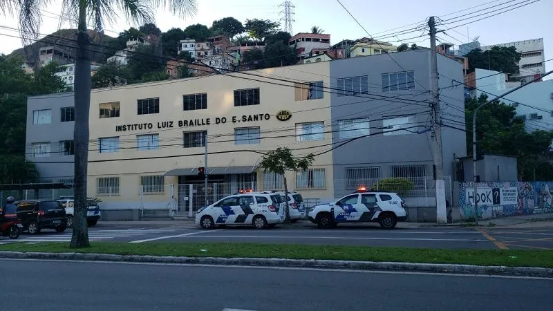 Imagem ilustrativa da imagem Bandidos tentam incendiar ônibus e trocam tiros com a PM em Vitória