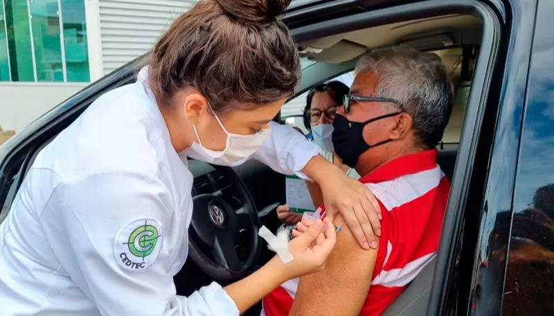 Imagem ilustrativa da imagem Idosos fazem fila de madrugada e vacinação é encerrada por falta de doses em Guarapari
