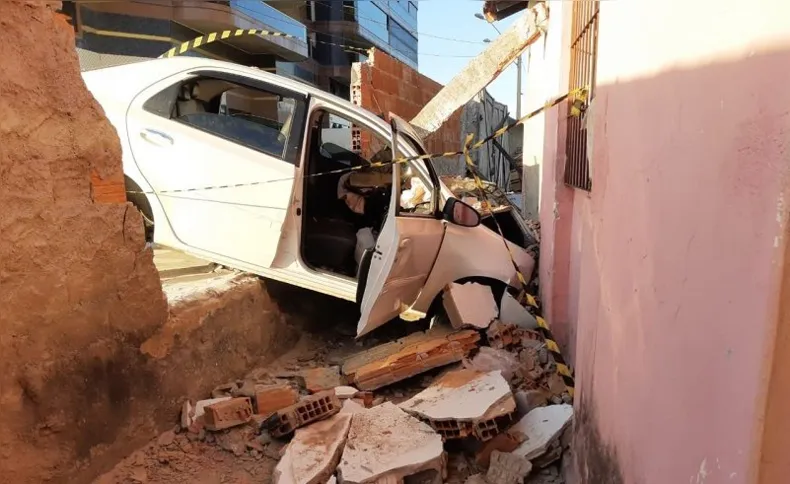 Imagem ilustrativa da imagem Após discussão, camareira sai com o carro do ex e destrói muro de casa em Guarapari