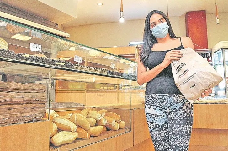 Manuelly compra pãozinho quase todos os dias, mas têm optado por banana cozida para substituir o alimento