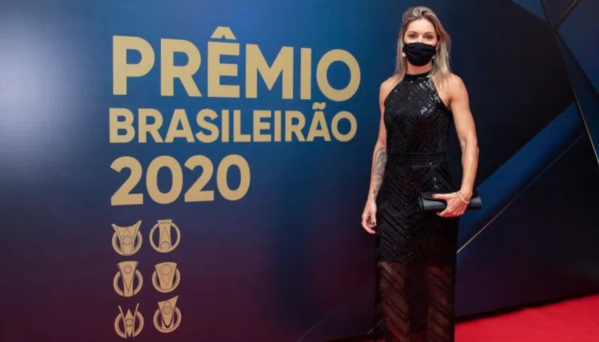 Gabi Zanotti, na cerimônia de premiação do Brasileirão