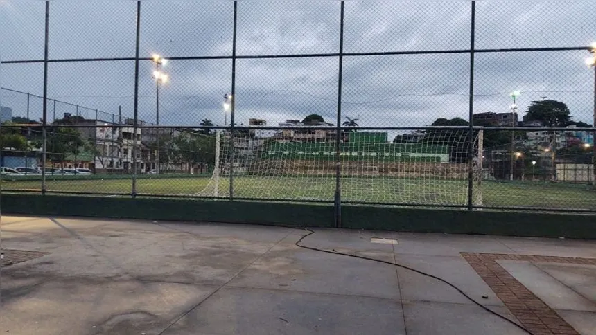 Menino de 8 anos é baleado ao jogar bola em praça de Vitória