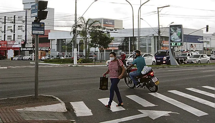 Motociclista que pilotava uma moto utilizada em uma autoescola é flagrado avançando o sinal vermelho na avenida Adalberto Simão Nader, em Vitória.