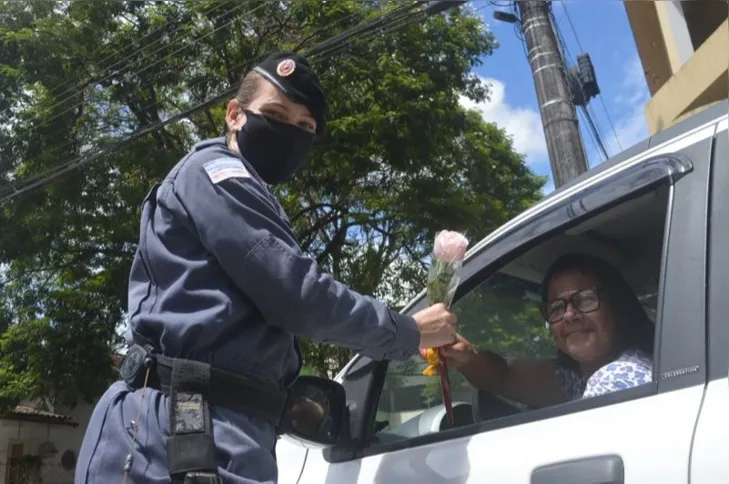Imagem ilustrativa da imagem Blitz da homenagem: policiais distribuem rosas em homenagem ao dia da mulher
