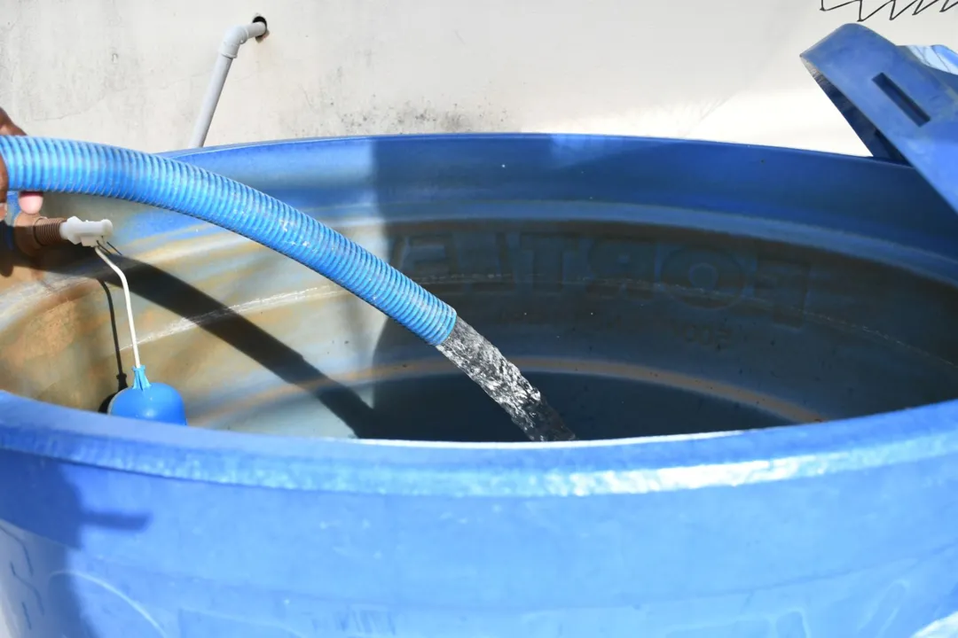 Imagem ilustrativa da imagem Carros-pipas são usados para abastecer moradores de Alegre com água