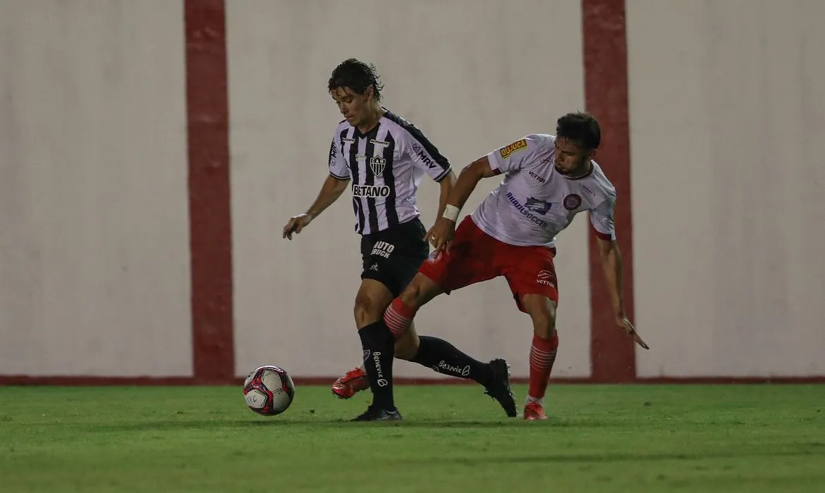 Imagem ilustrativa da imagem De virada, Atlético vence o Tombense, ganha a segunda e lidera o Mineiro