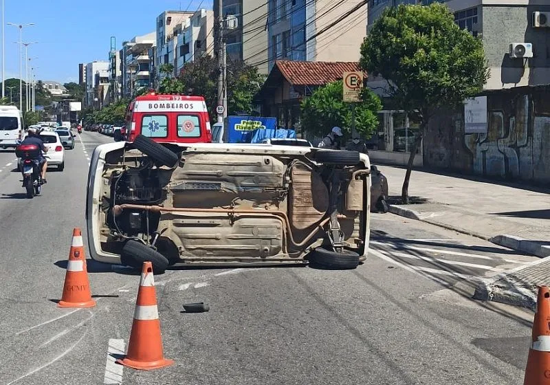 Imagem ilustrativa da imagem Carro capota em cruzamento na orla de Camburi e deixa motorista ferido