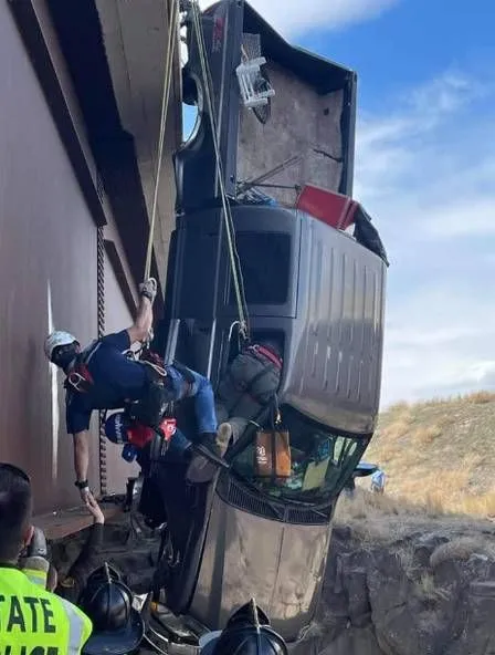 Imagem ilustrativa da imagem Carro fica pendurado em ponte e casal de idosos é resgatado
