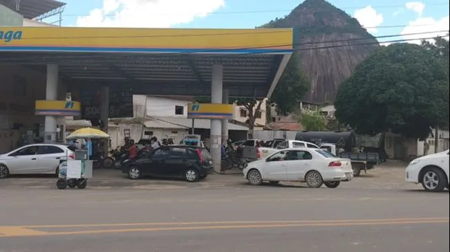 Imagem ilustrativa da imagem VÍDEOS | Com medo de lockdown, moradores fazem fila em postos de gasolina