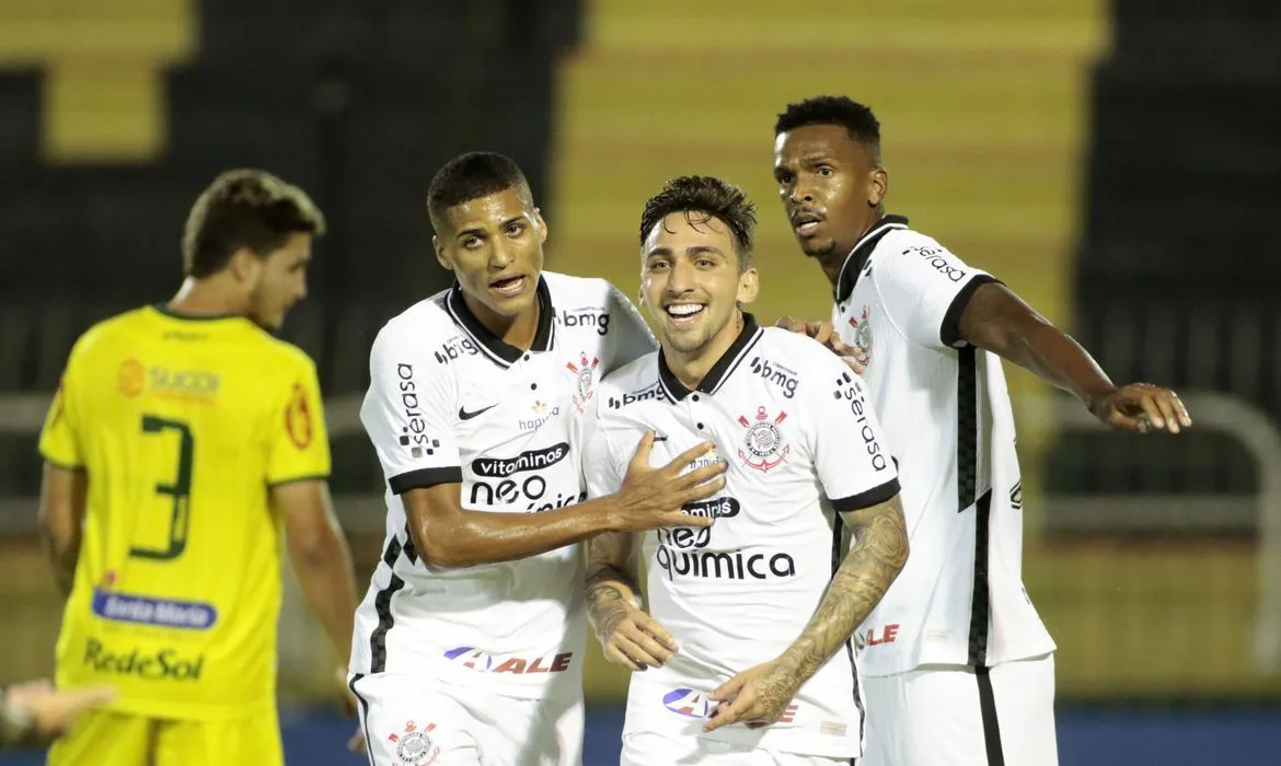 Imagem ilustrativa da imagem Sob recorde de mortes por Covid no país, Paulista volta com vitória do Corinthians
