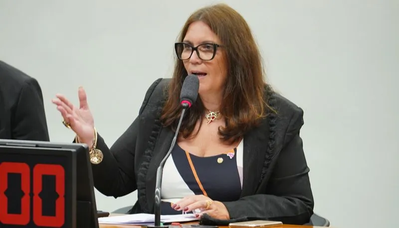 Imagem ilustrativa da imagem Em sessão tumultuada, bolsonarista Bia Kicis é eleita presidente da CCJ da Câmara