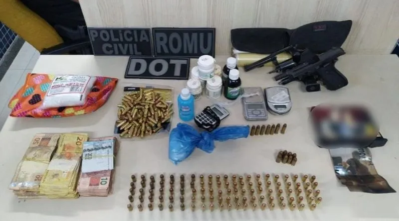 Imagem ilustrativa da imagem Mulher é presa com mais de R$ 14 mil, drogas e armas em casa