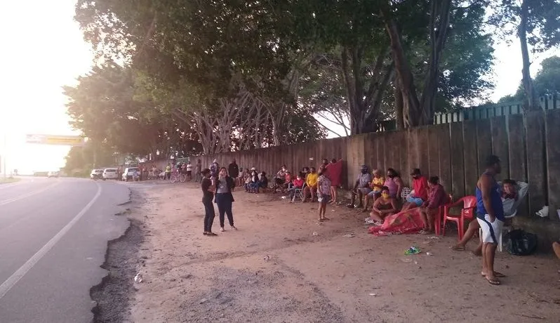 Imagem ilustrativa da imagem Mais de 12 horas na fila para comprar gás de cozinha por R$ 40