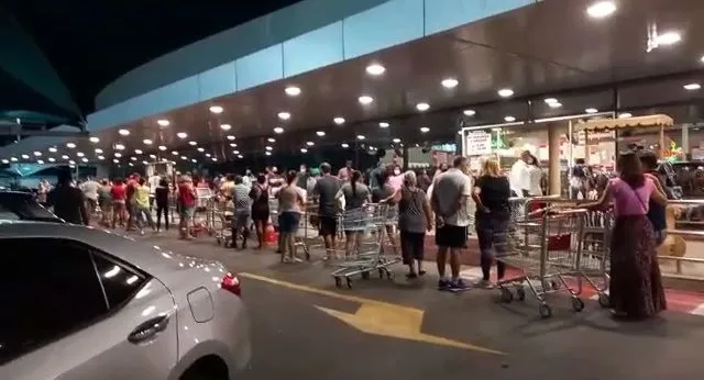 Imagem ilustrativa da imagem Supermercados cheios e com filas do lado de fora após Estado aumentar a quarentena