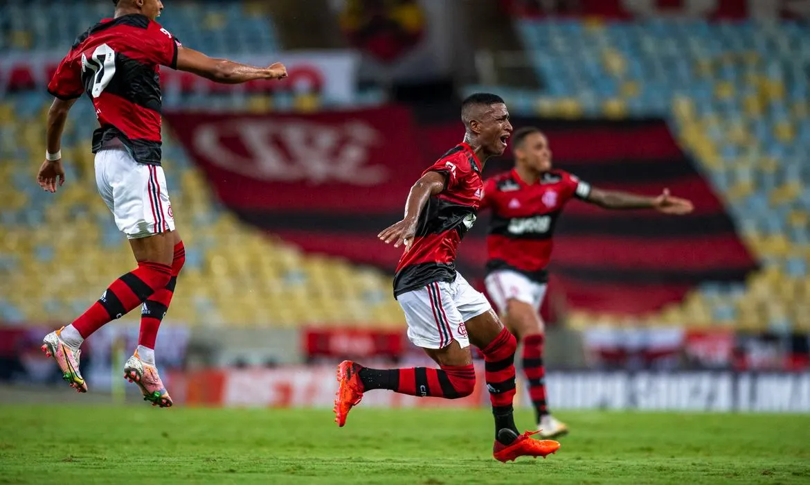 Imagem ilustrativa da imagem Com jovens, Flamengo vence Nova Iguaçu com golaço no fim na estreia no Carioca