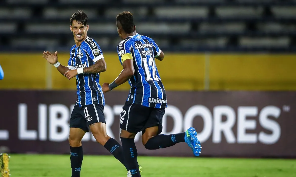 Imagem ilustrativa da imagem Com reservas e meninos, Grêmio vence e segue na pré-Libertadores