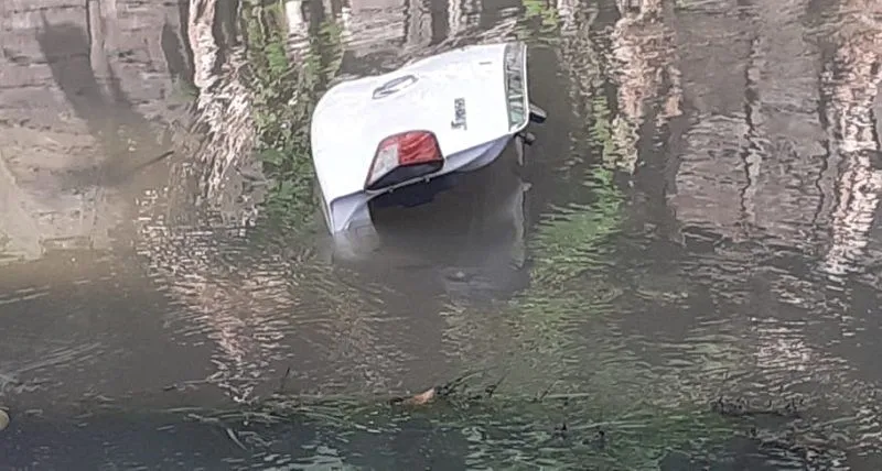 Imagem ilustrativa da imagem Com rua alagada, idoso cai com carro dentro de valão em Itapoã