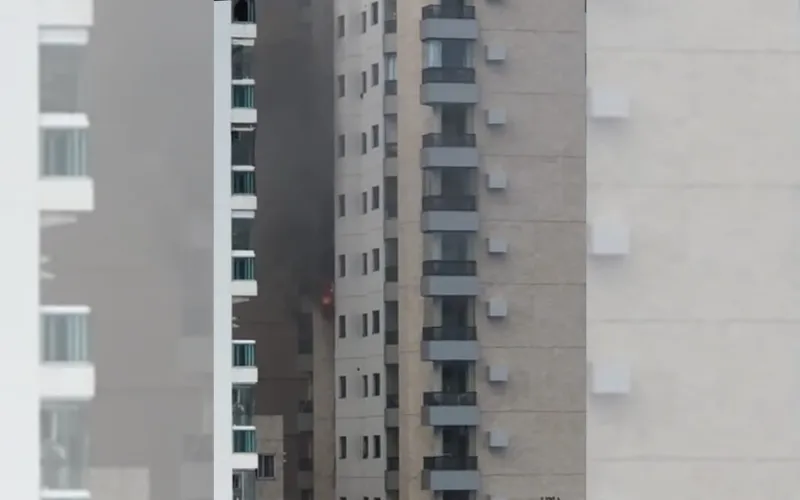 Imagem ilustrativa da imagem Incêndio em apartamento destrói quarto e mata cachorro na orla de Vila Velha