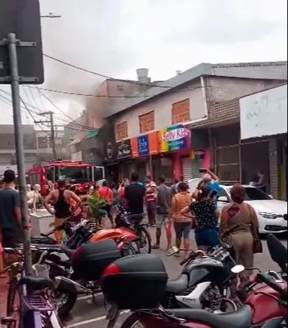 Imagem ilustrativa da imagem Incêndio destrói loja no Polo da Glória, em Vila Velha
