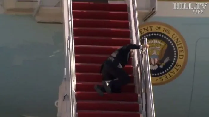Imagem ilustrativa da imagem Joe Biden tropeça três vezes e cai nas escadas no Air Force 1