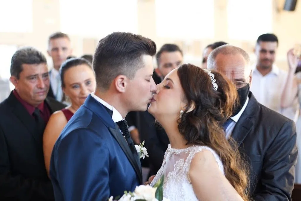 Imagem ilustrativa da imagem Jovem com câncer realiza o sonho de casar e morre 10 dias depois