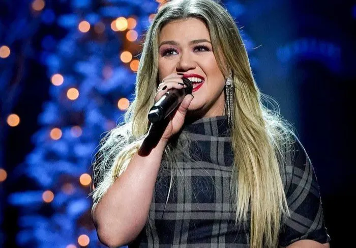Imagem ilustrativa da imagem Kelly Clarkson é condenada a pagar pensão de R$ 1 milhão ao ex-marido