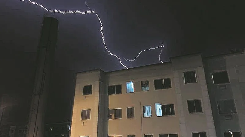 Imagem ilustrativa da imagem Usar o celular durante temporal é perigoso?