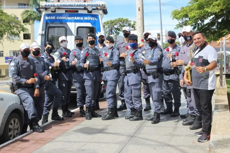 Imagem ilustrativa da imagem Blitz da homenagem: policiais distribuem rosas em homenagem ao dia da mulher