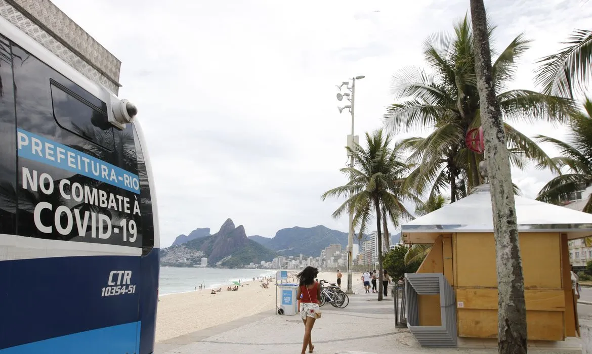 Imagem ilustrativa da imagem Covid-19: prefeitura do Rio proíbe permanência nas praias