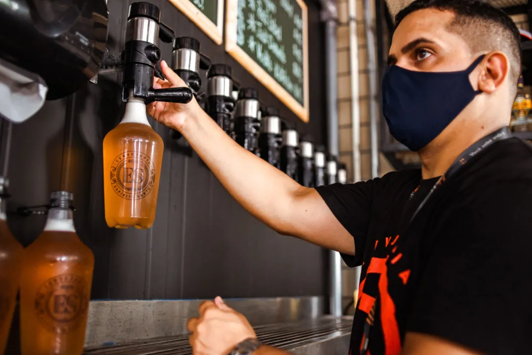 Imagem ilustrativa da imagem Cervejaria dobra produção e entrega chope em casa