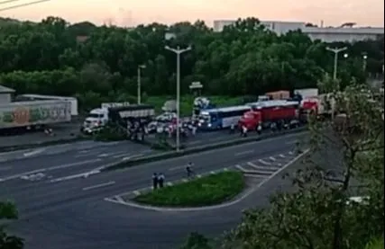 Imagem ilustrativa da imagem Protesto de moradores interdita a Rodovia do Contorno em Cariacica