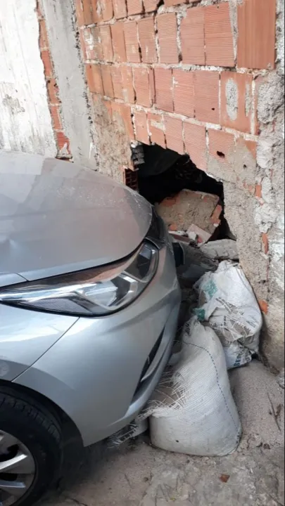 Imagem ilustrativa da imagem Bandidos roubam carro e muro de casa é destruído durante fuga em Vitória